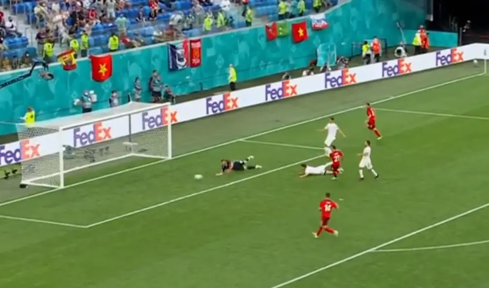 Una descoordinación en la defensa de España provocó que Shaquiri anotara el empate. Foto: captura DirecTV Sports Una descoordinación en la defensa de España provocó que Shaquiri anotara el empate. Foto: captura DirecTV Sports