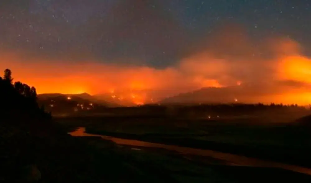 Se emitieron avisos de evacuación para grandes áreas de un condado de California donde un gigantesco incendio arrasó más de 8.000 hectáreas. Foto: AFP