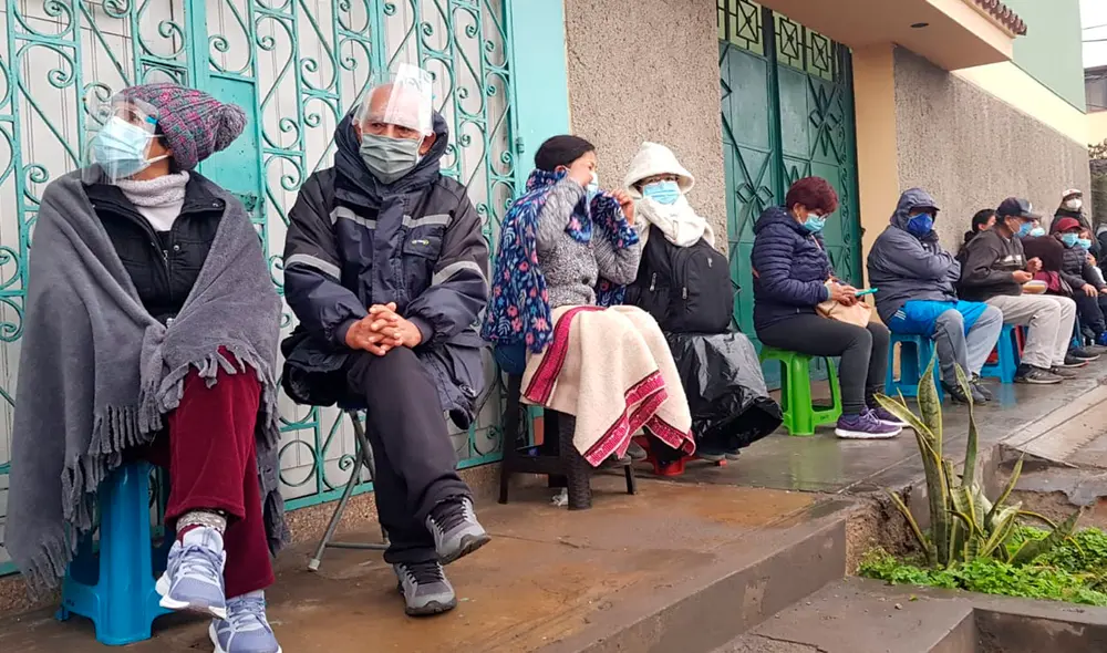 Adultos mayores se cubrieron con bolsas por la intensa llovizna. Foto: URPI-LR Adultos mayores se cubrieron con bolsas por la intensa llovizna. Foto: URPI-LR