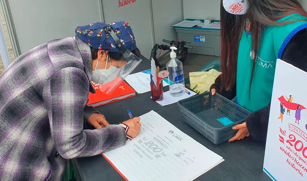 Ciudadanos acudieron a firmar hasta el Cercado de Lima. Foto: María Pía Ponce / URPI-LR