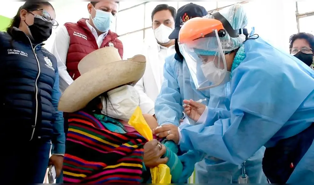 Autoridades y personal de salud participan en vacunación de ciudadanos de Incahuasi. Foto: Geresa Autoridades y personal de salud participan en vacunación de ciudadanos de Incahuasi. Foto: Geresa