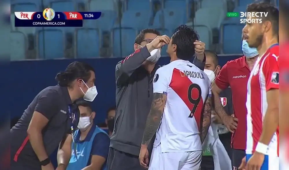 Gianluca Lapadula fue atendido tras lastimarse la ceja. Foto: captura DirecTV Sports Gianluca Lapadula fue atendido tras lastimarse la ceja. Foto: captura DirecTV Sports