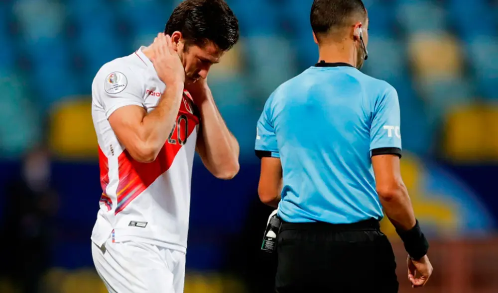 Santiago Ormeño lamentándose tras errar su penal ante Paraguay. Foto: EFE