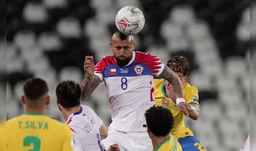 Arturo Vidal disputa un balón al aire en el Chile vs. Brasil. Foto: Copa América Arturo Vidal disputa un balón al aire en el Chile vs. Brasil. Foto: Copa América