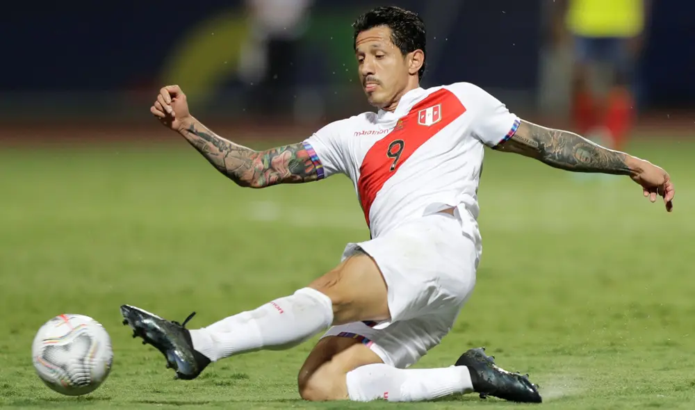 Con este doblete, Lapadula se consagró como el mejor jugador del partido contra Paraguay. Foto: Joedson Alves / EFE