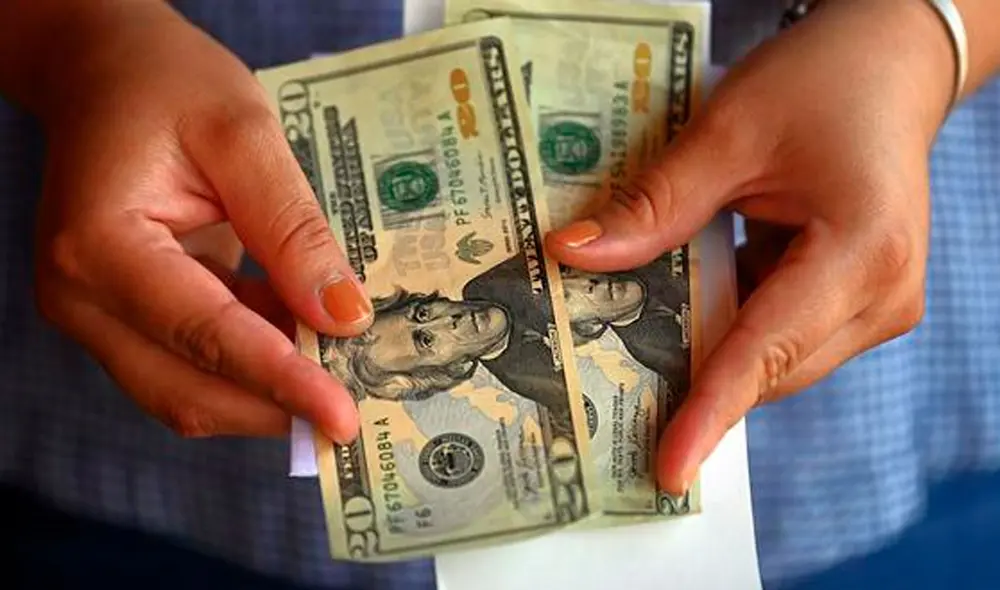 El precio del dólar es revisado ampliamente tanto por compradores como por comerciantes. Foto: AFP El precio del dólar es revisado ampliamente tanto por compradores como por comerciantes. Foto: AFP