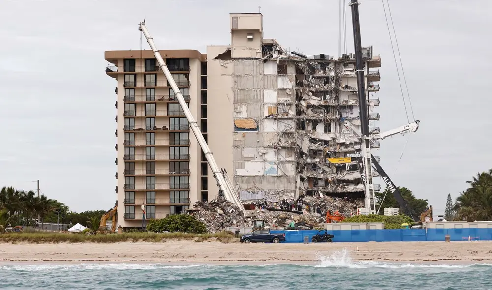 En la tarde del jueves 1 de julio se reanudaron las tareas de búsqueda de víctimas tras 15 horas de interrupción. Foto: AFP
