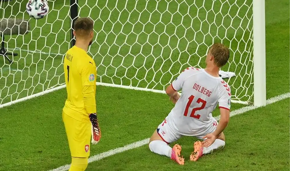 Kasper Dolberg integró por segunda vez el equipo titular de Dinamarca en la Eurocopa 2021. Foto: EFE