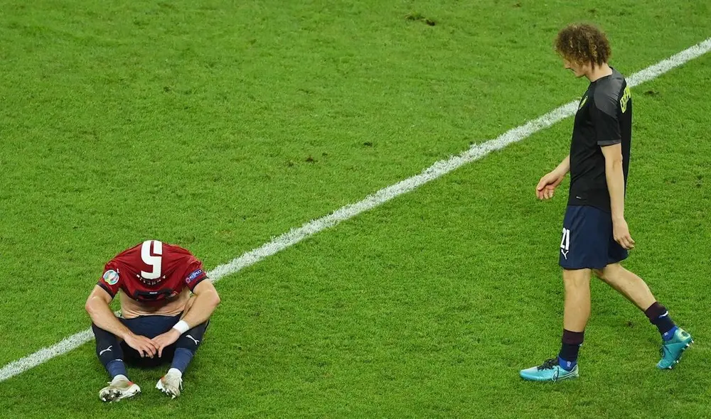 Vladimir Coufal lamenta la eliminación de República Checa de la Eurocopa. Foto: EFE/Dan Mullan