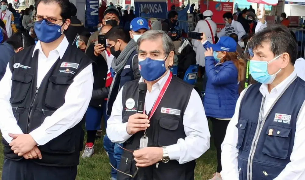 Ugarte supervisó el proceso de vacunación en el parque Sinchi Roca, en Comas. Foto: César Zorrilla / URPI-LR
