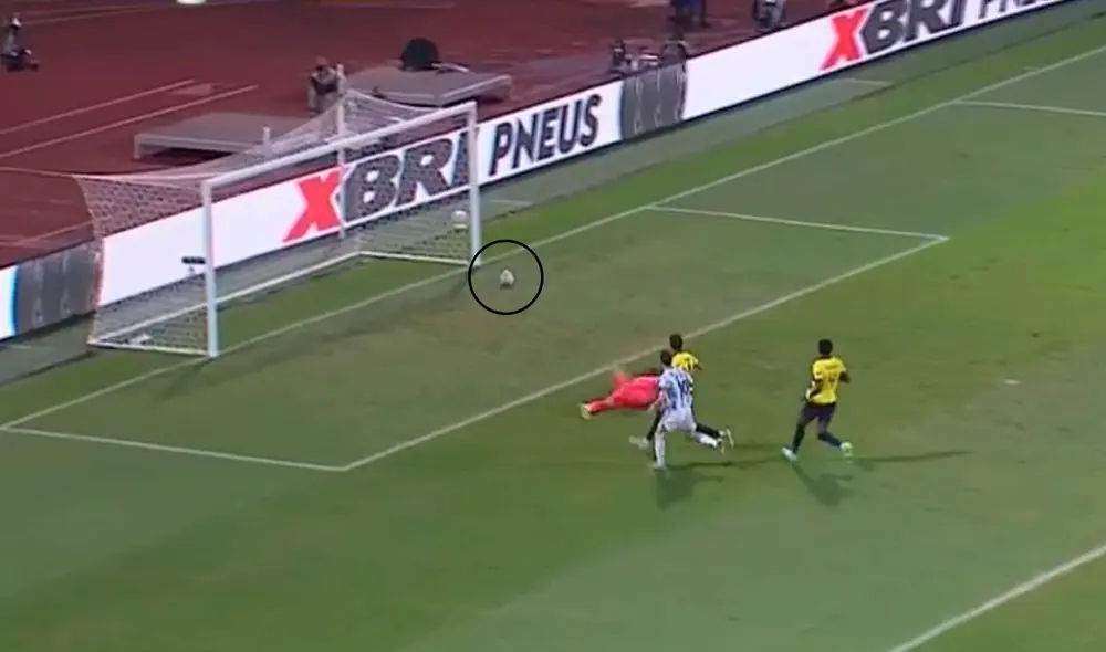 Lionel Messi envió un remate al palo en el Argentina vs. Ecuador por la Copa América. Foto: captura de Ziggo Sport