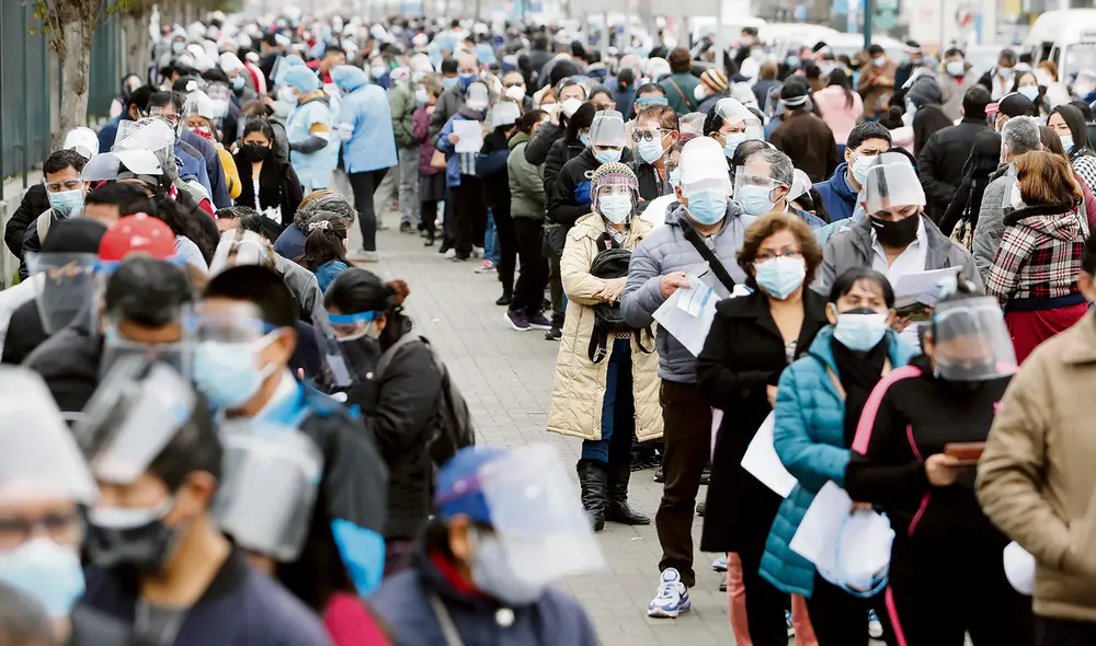 En Comas. Las colas en los vacunatorios ya son recurrentes. La desinformación y el temor de quedarse sin vacuna, lleva a las personas a ir fuera de fecha. Foto: Marco Cotrina / La República En Comas. Las colas en los vacunatorios ya son recurrentes. La desinformación y el temor de quedarse sin vacuna, lleva a las personas a ir fuera de fecha. Foto: Marco Cotrina / La República