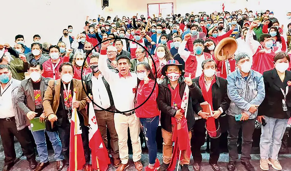 Prófugo y detenida. Al centro, Arturo Cárdenas –brazo derecho de Vladimir Cerrón–, quien hoy se encuentra prófugo, mientras que Marina Vásquez fue detenida recién el martes último. Foto: difusión Prófugo y detenida. Al centro, Arturo Cárdenas –brazo derecho de Vladimir Cerrón–, quien hoy se encuentra prófugo, mientras que Marina Vásquez fue detenida recién el martes último. Foto: difusión