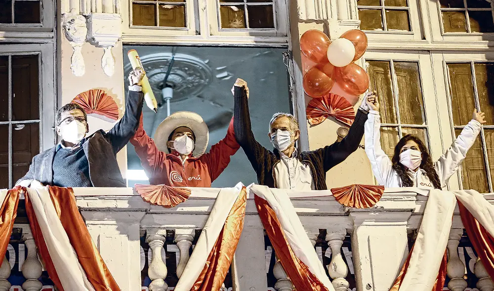 Una señal. Castillo se mostró con Francke y Cevallos luego de que la ONPE lo puso primero en los resultados iniciales. Una muestra de sus principales cuadros. Foto: Antonio Melgarejo / La República Una señal. Castillo se mostró con Francke y Cevallos luego de que la ONPE lo puso primero en los resultados iniciales. Una muestra de sus principales cuadros. Foto: Antonio Melgarejo / La República