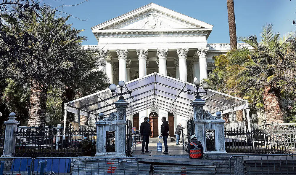 Preparativos. Hoy en la sede del antiguo Congreso en Santiago cada constituyente jurará o prometerá su cargo. Foto: EFE