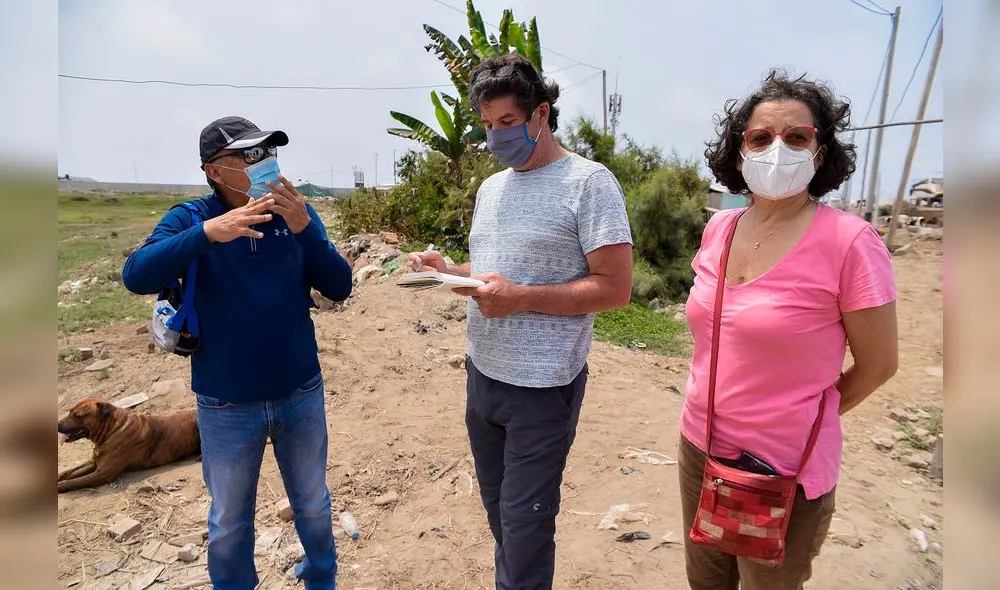 Arquitecta Liliana Miranda y periodista Marco Zileri tomando nota del insólito alegato de Century, en diciembre.