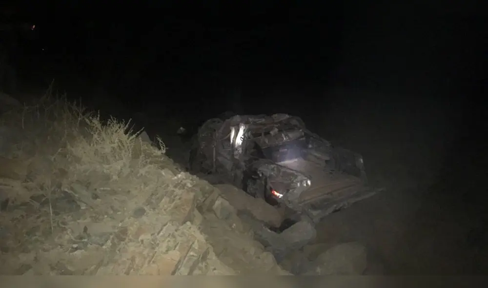 Vehículo terminó dentro de un barranco de 300 metros de profundidad. Foto: difusión Vehículo terminó dentro de un barranco de 300 metros de profundidad. Foto: difusión