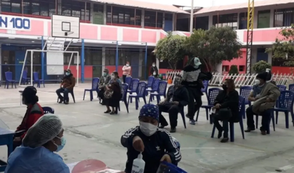 Indocumentados reciben orientación de la Reniec para tramitar su DNI. Foto: Reniec