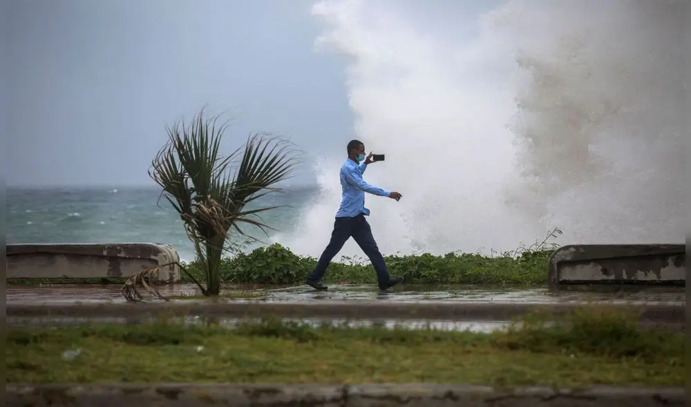 Un hombre graba un video del fuerte oleaje durante el paso de la tormenta Elsa en el Malecón de Santo Domingo, el 3 de julio de 2021. Foto: AFP Un hombre graba un video del fuerte oleaje durante el paso de la tormenta Elsa en el Malecón de Santo Domingo, el 3 de julio de 2021. Foto: AFP