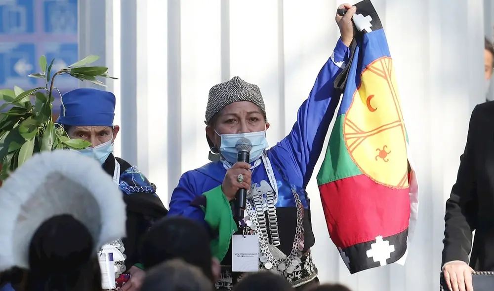 Doctora en lingüística agradeció a la Madre Tierra y a Francisca Linconao, autoridad espiritual de su pueblo. Foto: EFE