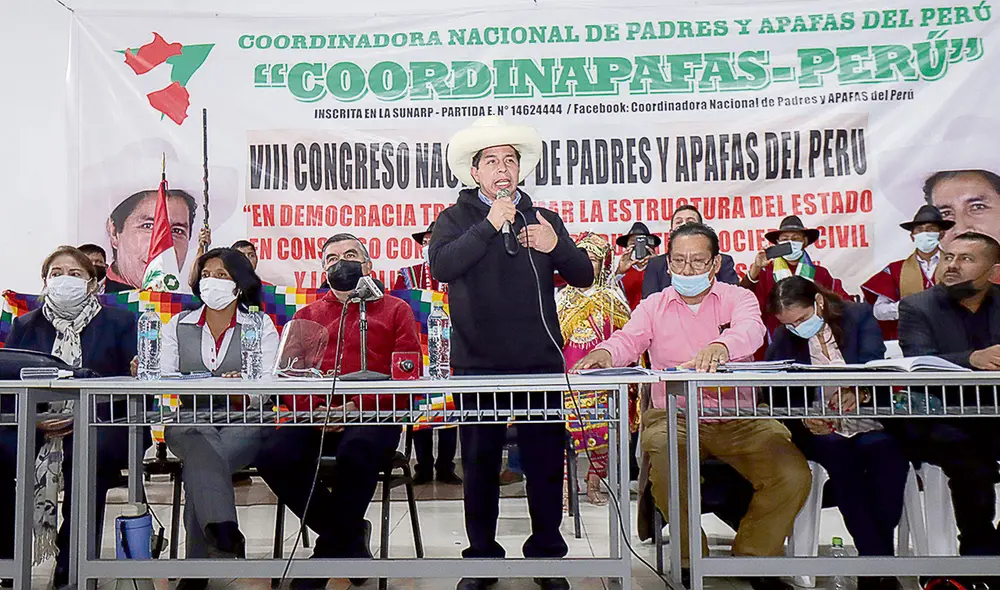 Reuniones. Castillo ayer acudió a un congreso nacional de Apafas y padres de familia. Foto: difusió Reuniones. Castillo ayer acudió a un congreso nacional de Apafas y padres de familia. Foto: difusió