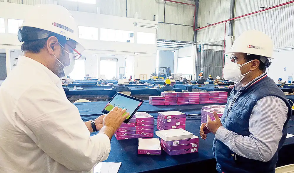 Verificación. El ministro de Educación supervisa las tabletas. Debe fiscalizar uso en regiones. Foto: difusión