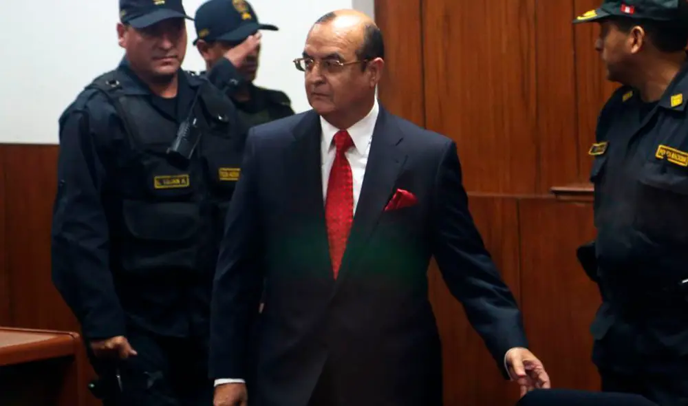 Los tres teléfonos que usó Montesinos para comunicarse con el comandante EP (r) Pedro Rejas Tataje pertenecen a un efectivo policial en actividad y a dos en situación de retiro. Foto: EFE