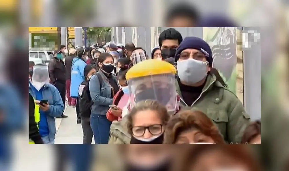 Ciudadanas realizaron su cola, pero no recibieron su dosis. Foto: Panamericana/captura Ciudadanas realizaron su cola, pero no recibieron su dosis. Foto: Panamericana/captura