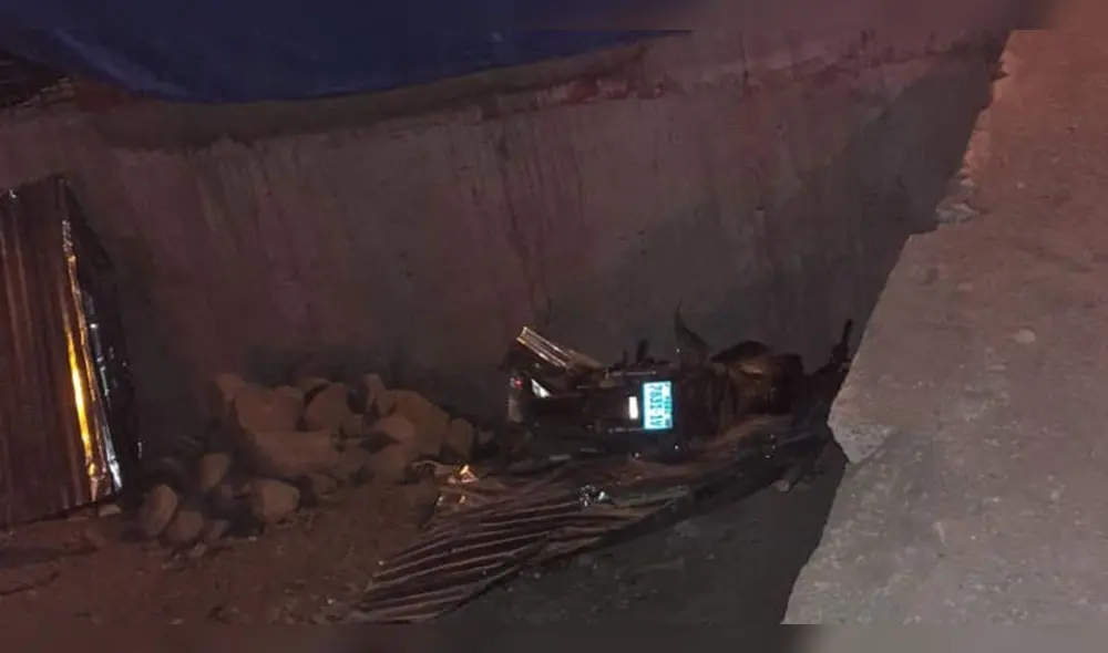 Moto terminó cayendo dentro de terreno de vivienda. Foto: difusión