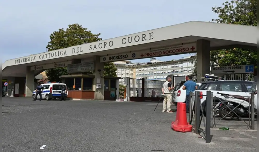 Fachada del hospital donde se encuentra hospitalizado el papa Francisco. Foto: EFE