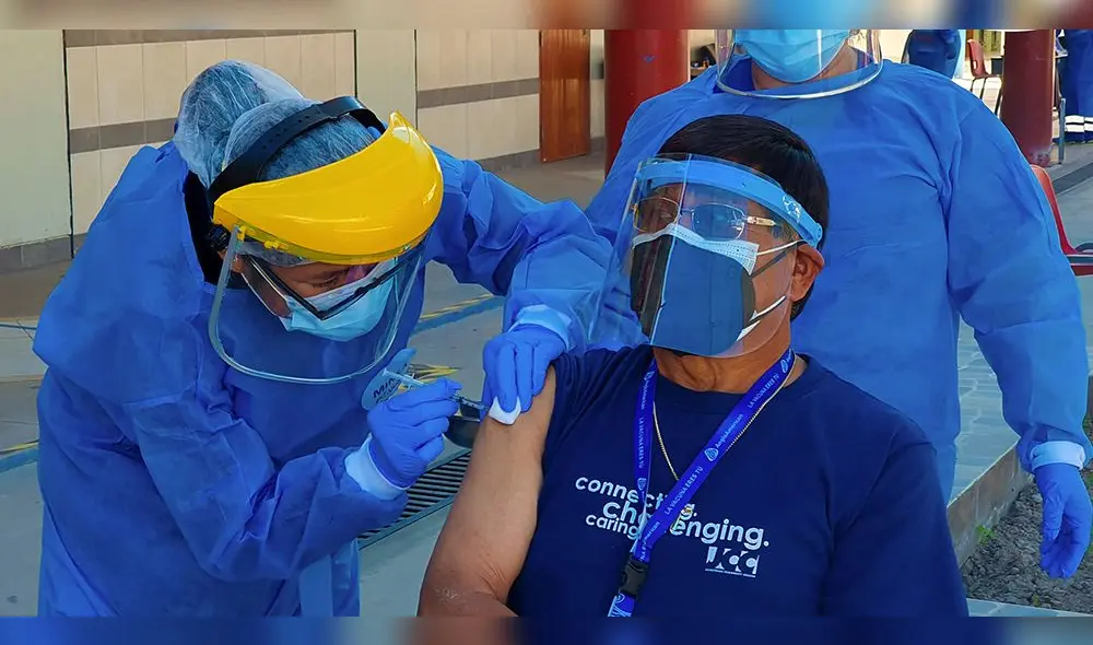 Adultos de 60 años a más esperan la aplicación de su segunda dosis. Foto: Geresa Moquegua Adultos de 60 años a más esperan la aplicación de su segunda dosis. Foto: Geresa Moquegua