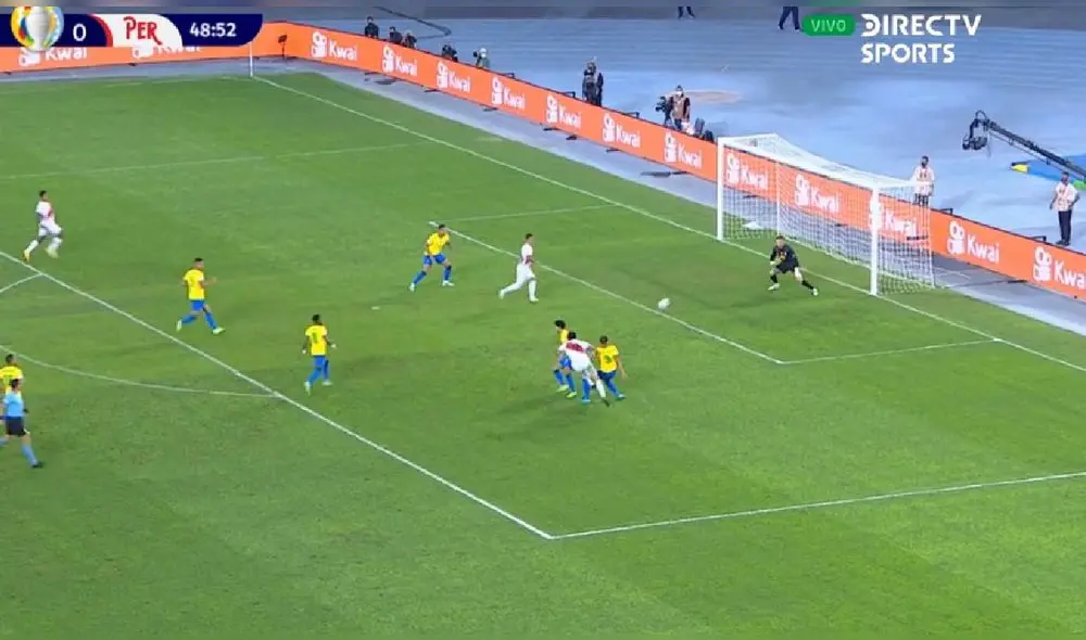 GIanluca Lapadula se sacó a un defensor y sacó un potente disparo. Foto: captura/DirecTV Sports GIanluca Lapadula se sacó a un defensor y sacó un potente disparo. Foto: captura/DirecTV Sports