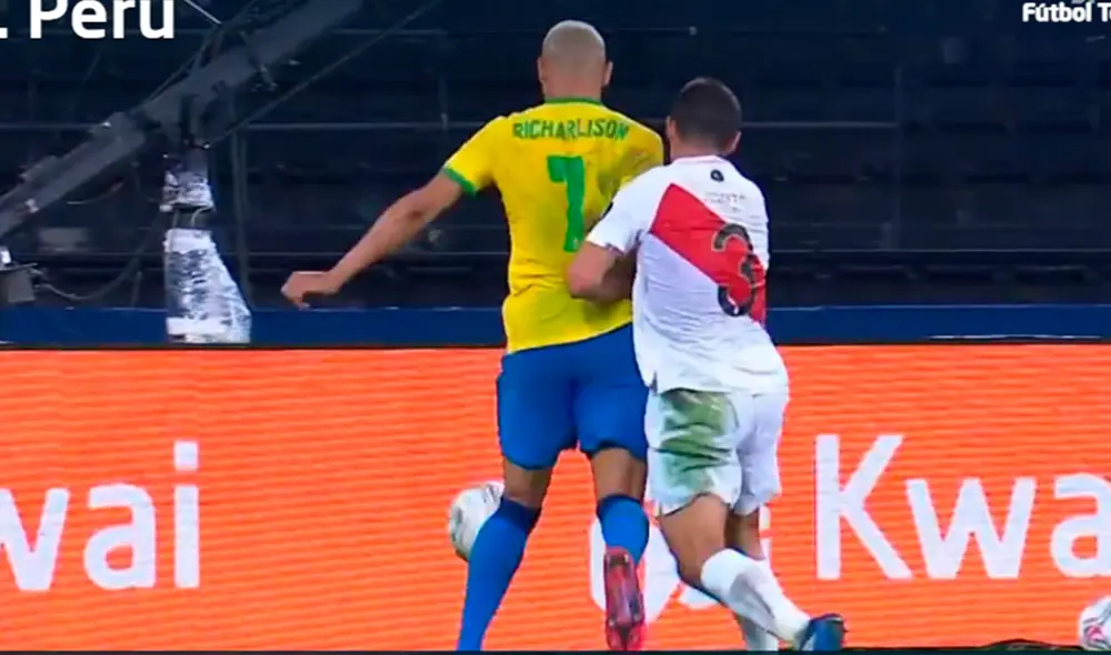 Aldo Corzo protagonizó una jugada polémica contra Richarlison. Foto: captura DirecTV Sports