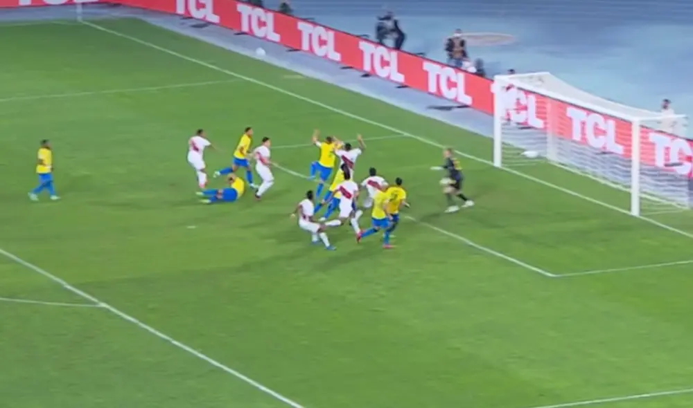 Callens no alcanzó a conectar bien el centro de pelota parada. Foto: captura de video/DirecTV Sports