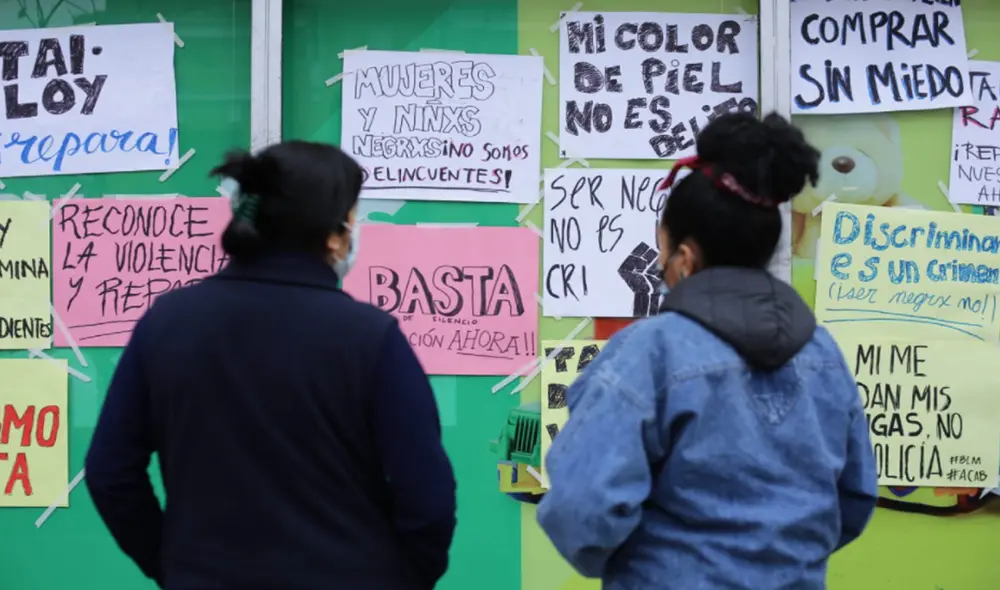 Activistas realizaron plantón en los exteriores de la tienda de venta de útiles. Foto: John Reyes / La República Activistas realizaron plantón en los exteriores de la tienda de venta de útiles. Foto: John Reyes / La República