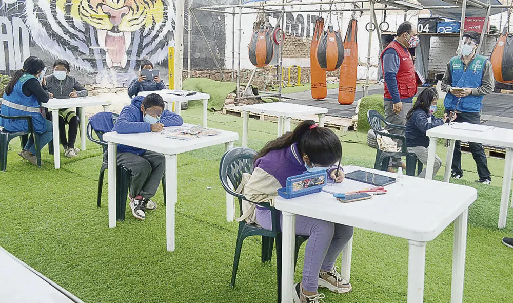 Juntos y seguros. La propuesta es que alumnos hagan actividad física en grupo, pero guardando distancia y con protección. Foto: difusión Juntos y seguros. La propuesta es que alumnos hagan actividad física en grupo, pero guardando distancia y con protección. Foto: difusión