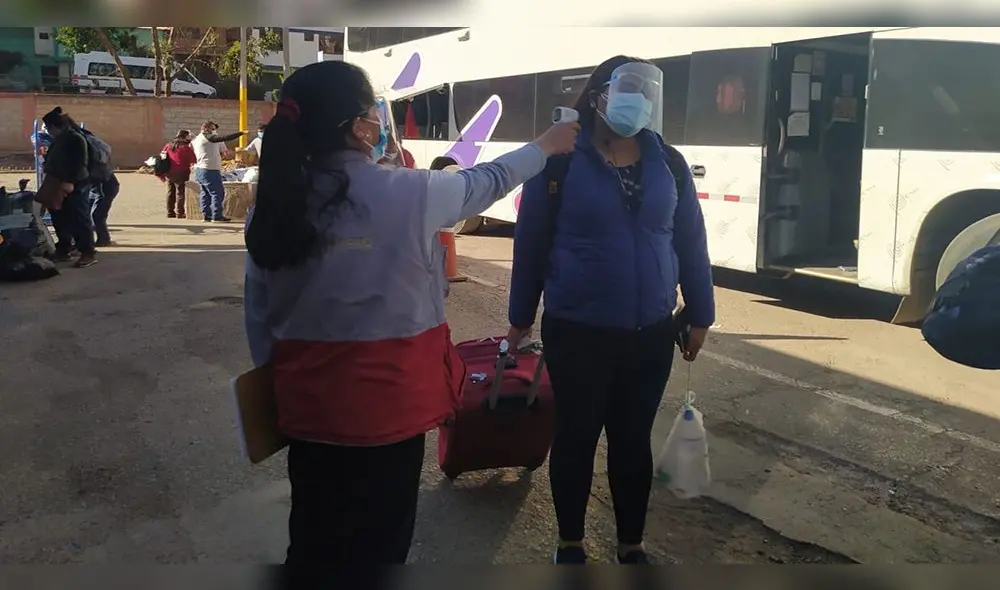 Personal de tópico del terminal se encarga de tomar la temperatura a los usuarios. Foto: Municipalidad de Cusco