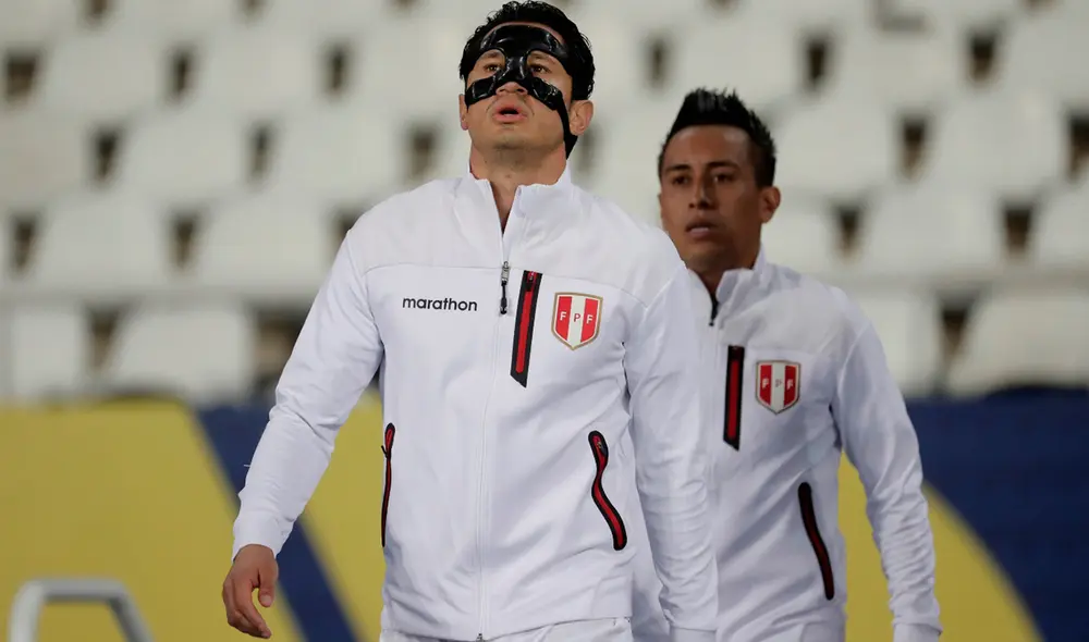 Lapadula jugó el partido ante Brasil con un protector facial. Foto: EFE