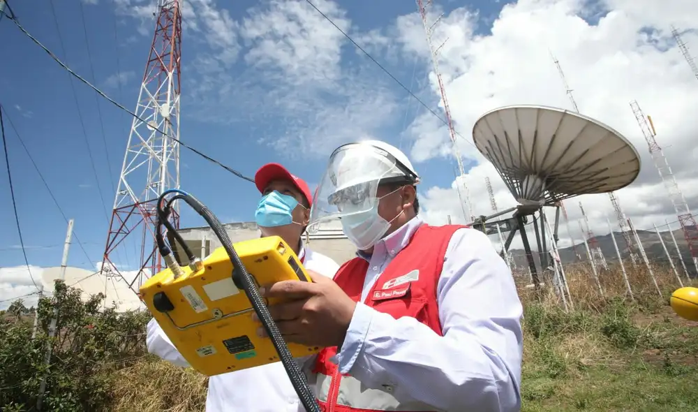 En promedio, las mediciones de los niveles de radiaciones no ionizantes (RNI) de las antenas de servicios públicos de radiodifusión, telefonía móvil e internet no superan el 1%. Foto: MTC