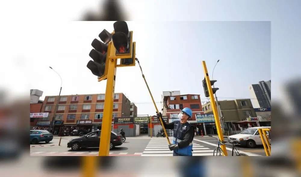 Asimismo, se realizó el lavado y pintado de postes y semáforos en 40 intersecciones de los distritos del Cercado, Lince, Miraflores y San Isidro. Foto: MML