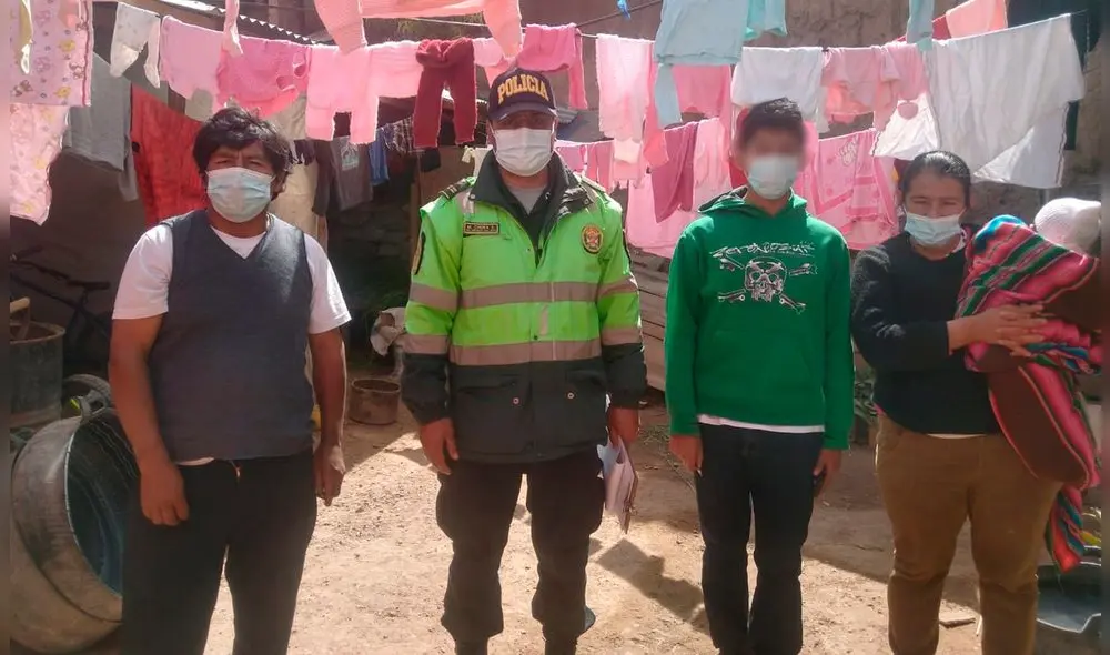 Escolar junto a sus familiares reciben charlas de la Policía. Foto: PNP