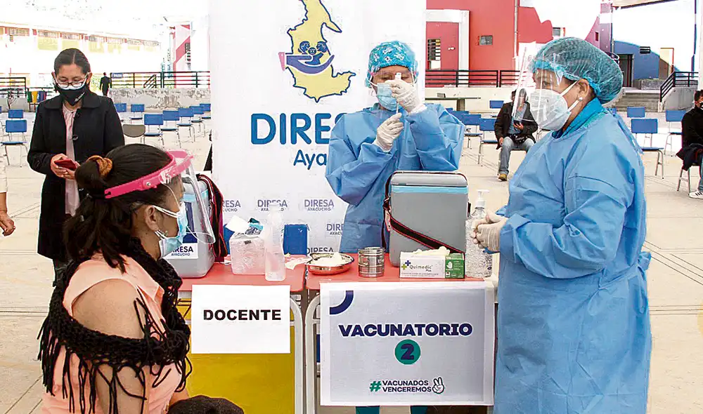 Su turno. Los docentes de escuelas rurales deben acudir a los vacunatorios abiertos en cada región. Tienen hasta el día 9. Foto: difusión