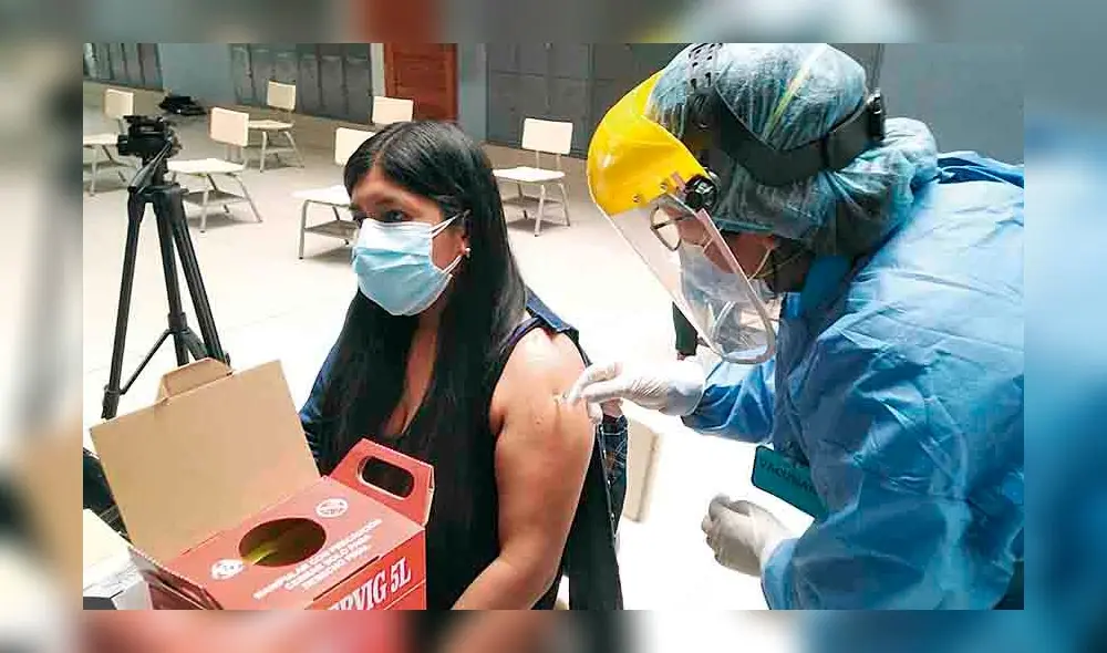 Inmunizada. La docente Dany Luz López fue vacunada ayer en el colegio Francisco Antonio de Zela. Inmunizada. La docente Dany Luz López fue vacunada ayer en el colegio Francisco Antonio de Zela.