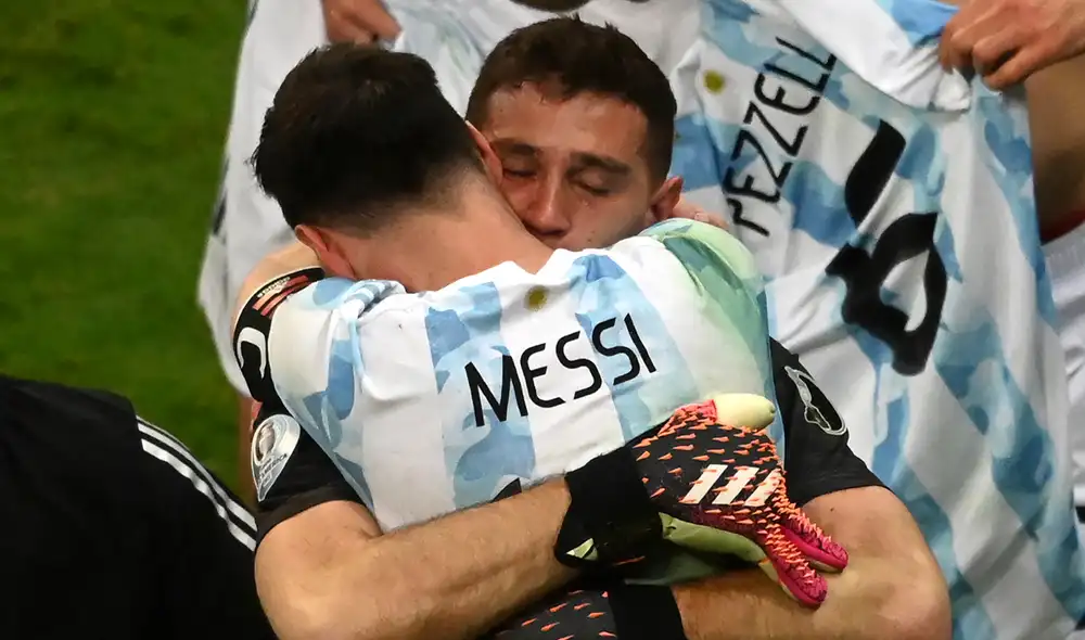 El portero y figura de Argentina en la noche compartió un emocionante momento con su capitán. Foto: Twitter Selección Argentina El portero y figura de Argentina en la noche compartió un emocionante momento con su capitán. Foto: Twitter Selección Argentina