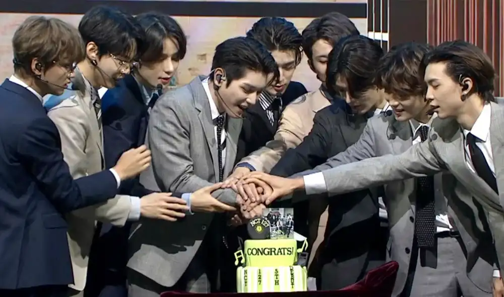 NCT 127 parte su pastel conmemorativo a sus cinco años de carrera en el K-pop. Foto: VLive