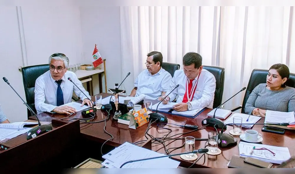 Arnaldo Otiniano (izquierda) ocupa también el puesto de gerente regional de Planeamiento Presupuesto y Acondicionamiento Territorial. Foto: MCLCP Piura