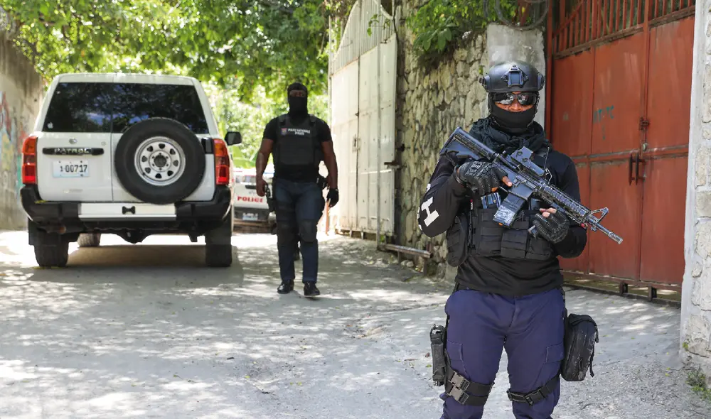 La policía tiene bajo su control todos los accesos al barrio de Pelerín, donde se encuentra ubicada la residencia del fallecido presidente. Foto: VALERIE BAERISWYL / AFP
