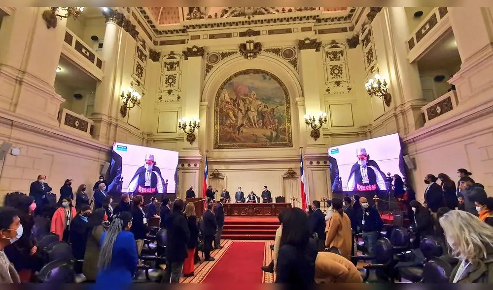 Tanto la presidenta Elisa Loncón como su vicepresidente, Jaime Bassa, han denunciado la falta de presupuesto y logística para la Convención. Foto: Cooperativa Tanto la presidenta Elisa Loncón como su vicepresidente, Jaime Bassa, han denunciado la falta de presupuesto y logística para la Convención. Foto: Cooperativa
