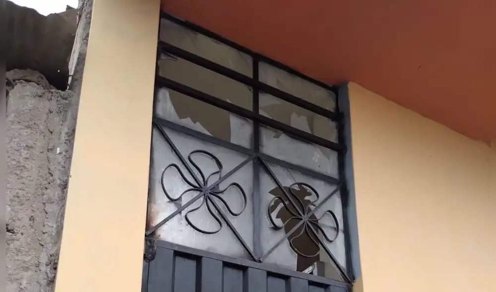Fuerte explosión provocó que vidrios de la puerta principal del inmueble se rompan. Foto: cortesía