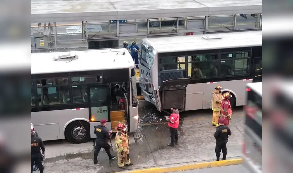 Bomberos se encargaron de brindar ayuda a pasajeros y choferes. Foto: difusión